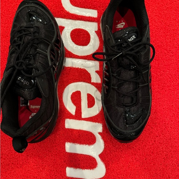 Supreme x Air Max 98 ‘Black’ - Picture 11 of 16